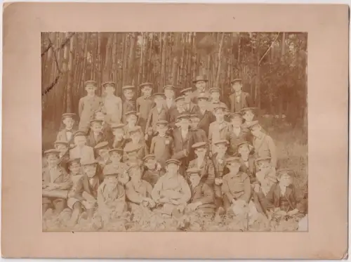 Fotografie: Gruppenbild um 1900, Jungen in Uniform im Wald, Schwarzweißfoto