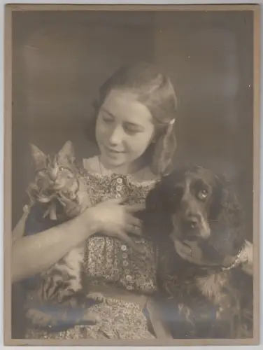 Fotografie Mädchen mit Katze und Hund, auf Karton aufgezogen, schwarzweiß