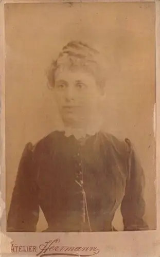 Fotografie Herrmann, Leipzig - Portrait Frau mit Taschenuhr, Fotografie