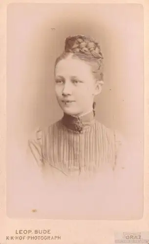 Fotografie Bude, Graz - Portrait Junges Fräulein mit Flechtfrisur... Fotografie