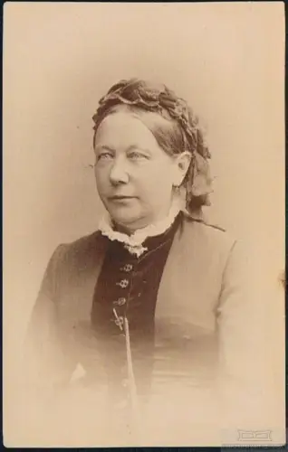 Fotografie Burghardt, Weissenfels - Portrait Dame mit Taschenuhr, Fotografie