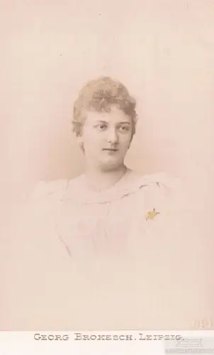 Fotografie Brokesch, Leipzig - Portrait Dame in weißem Kleid. 1895, Fotografie