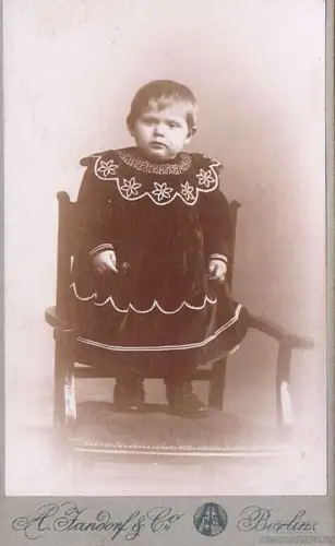 Fotografie Jandorf, Berlin - Portrait Kind im Kleid auf Stuhl... Fotografie
