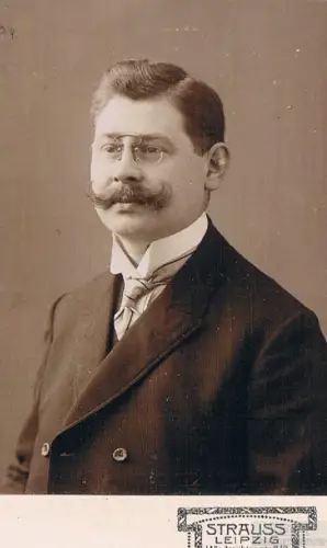 Fotografie Strauss, Leipzig - Portrait Herr mit Nasenkneifer, Fotografie