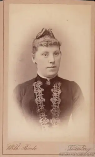 Fotografie W. Biede, Nürnberg - Porträt Dame mit hochgestecktem... Fotografie