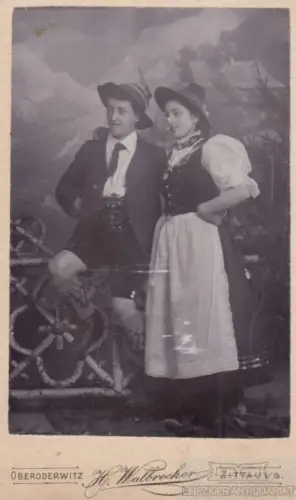 Fotografie H. Walbrecker, Zittau - Portrait junges Paar in Tracht, Fotografie