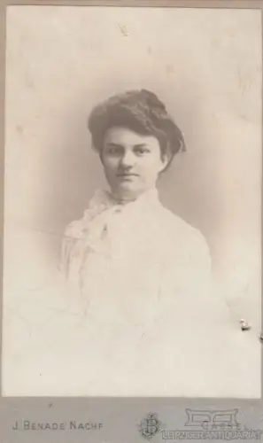 Portrait bürgerliches junges Fräulein in weißem Kleid, Fotografie. Fotobild