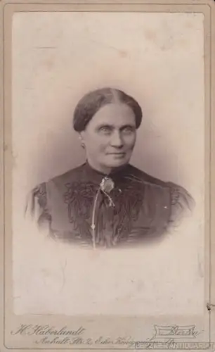 Portrait Witwe im schwarzen Kleid mit Brosche, Fotografie. Fotobild