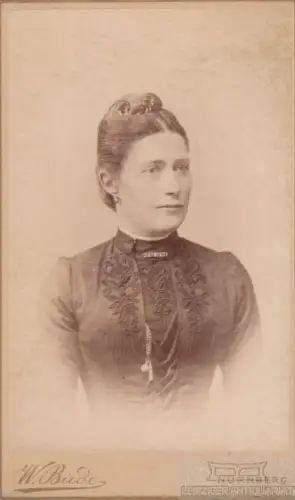 Fotografie W. Biede, Nürnberg - Portrait Dame in besticktem Kleid, Fotografie