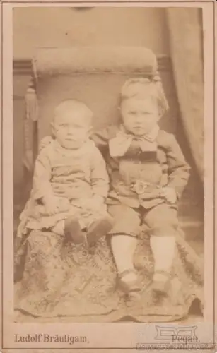 Portrait Zwei Kinder im Sessel (Geschwister), Fotografie. Fotobild