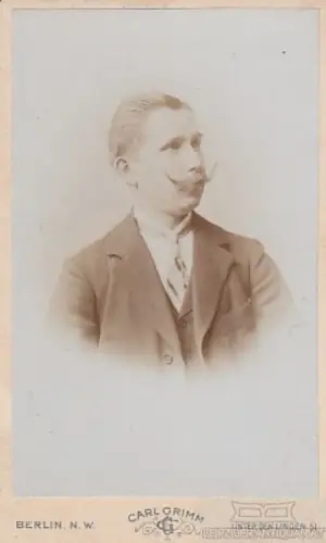 Portrait bürgerlicher Herr im Anzug mit Schnurrbart, Fotografie. Fotobild 267433