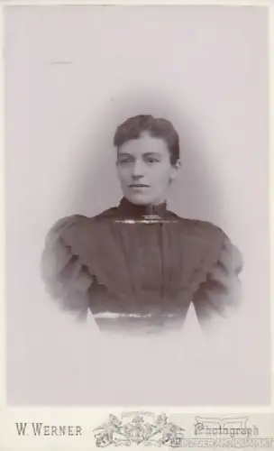 Portrait bürgerliche junge Dame in dunklem Rüschenkleid, Fotografie. Fotobild