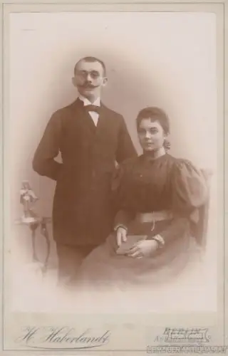 Portrait bürgerliches junges Paar mit Nasenkneifer und Buch, Fotografie