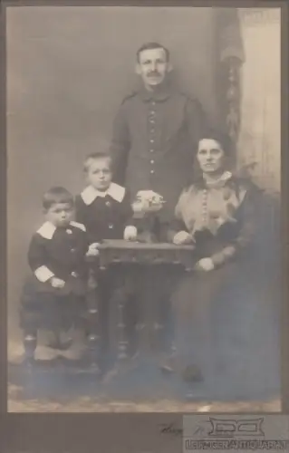 Fotografie Fischer, Pegau - Portrait bürgerliche Familie am Tisch, Fotografie