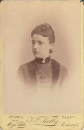 Fotografie Kolby, Zwickau - Portrait junge Dame mit Kreuz-Halskette, Cabinet