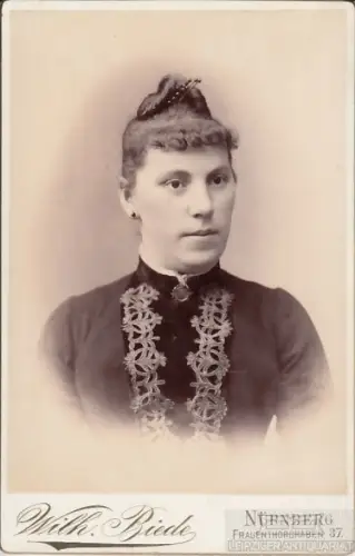 Fotografie W. Biede, Nürnberg - Porträt Dame mit hochgestecktem... Fotogr 263155