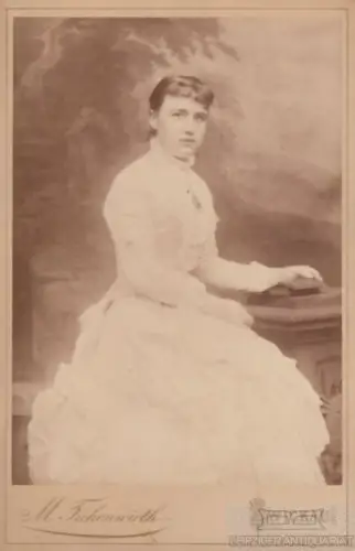 Portrait Junge Frau im weißen Kleid, Fotografie. Fotobild, gebraucht, gut