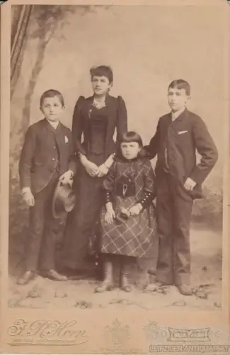 Portrait Vier Kinder mit Hut und Blumen, Fotografie. Fotobild, gebraucht, 263292