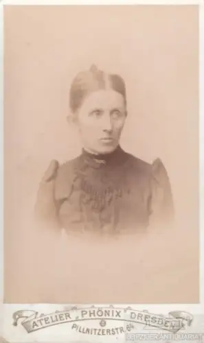 Portrait Frau im Kleid mit Perlenkragen, Fotografie. Fotobild, ca. 1885
