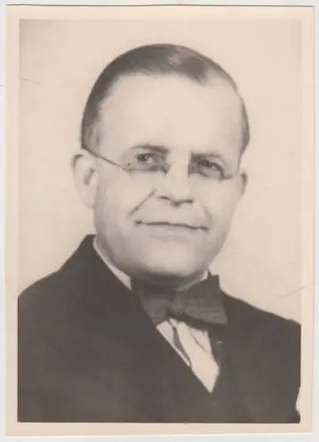 Fotografie Mann mit Brille und Fliege, polyfoto Dr. W. Watteyne, Karl-Marx-Stadt