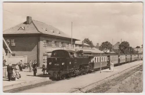 AK Ostseebad Kühlungsborn, Molly auf dem Bahnhof Kühlungsborn-Ost, DDR, gelaufen