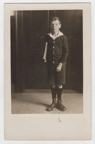 AK Portrait Junge in kurzen Hosen, langen Socken und Schnürstiefeln, vintage