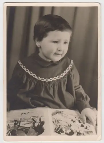 Fotografie: Portrait Kind mit Bilderbuch, Photo Habermann, Eberswalde, vintage
