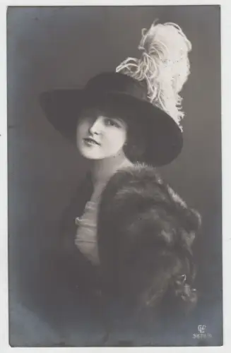 AK Porträt hübsche junge Dame mit Pelz und Hut, Postkarte, Foto, gebraucht, gut