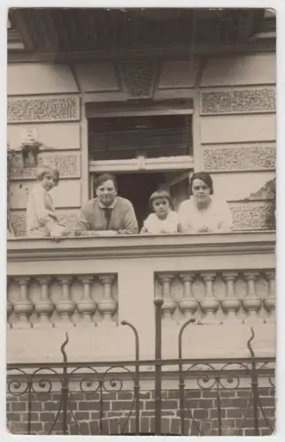 AK Familie auf dem Balkon. Postkarte, Foto, gebraucht, gut, ungelaufen
