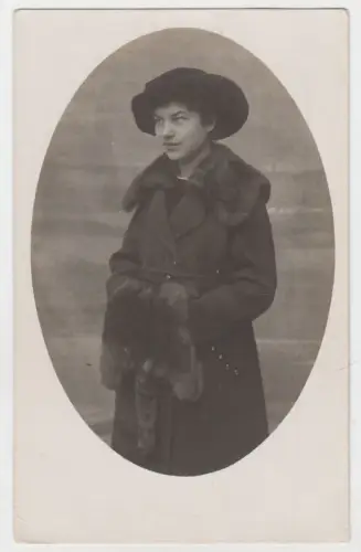 AK Junge Frau im Mantel mit Muff, November 1918, Foto, Postkarte, ungelaufen