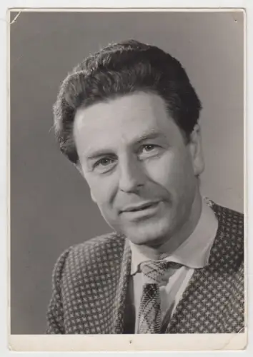 Fotografie:  Mann im Anzug mit Krawatte, Verlag für die Frau, Leipzig, 1950er