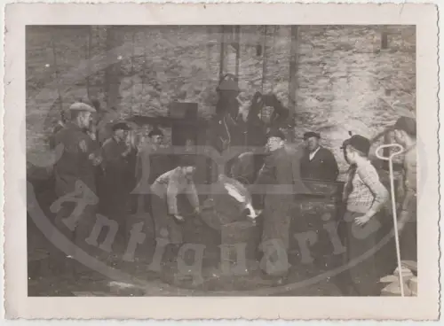 Fotografie: Originalfoto Arbeiter in einer Gießerei, ca. 1930-50, Industrie