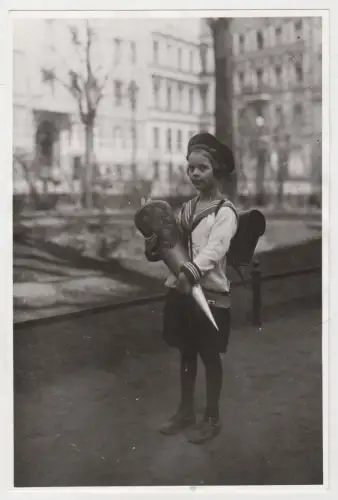 Fotografie: Mädchen im Matrosenkleid mit Zuckertüte und Ranzen, Einschulung