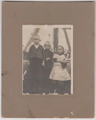 Fotografie: Fotografie Gruppenbild 3 Kinder mit Puppe, um 1900, schwarzweiß
