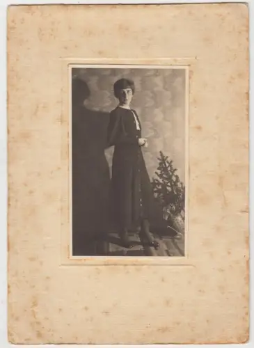 Fotografie: Portrait Junges Fräulein im dunklen Kleid, 20. Jahrhundert, Foto