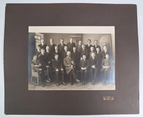Fotografie Atelier Otto Martin - Gruppenbild Klassenfoto Knaben im Anzug um 1900