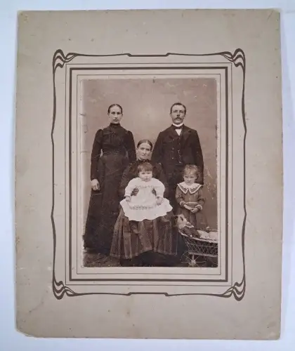 Fotografie Gruppenbild Familienfoto um 1900 mit Puppenwagen und Puppe, vintage