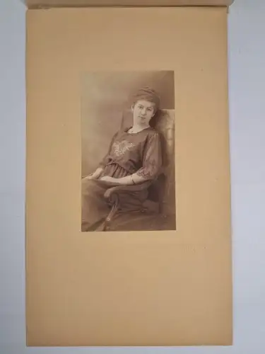 Fotografie: Portrait Junge Dame im Salonstuhl um 1900, Atelier Axel Billberg