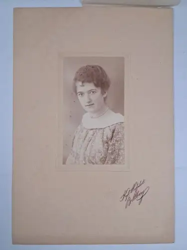 Fotografie: Portrait Junge Dame mit Perlenkette um 1900, Atelier Axel Billberg