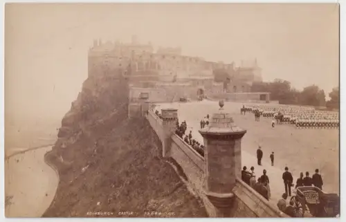 Fotografie James Valentine - Edinburgh Castle mit Parade (Nr. 12068), 1890