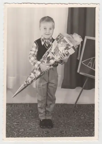 Fotografie: Portrait zum Schulanfang - Junge mit Zuckertüte, Foto-Schmidt