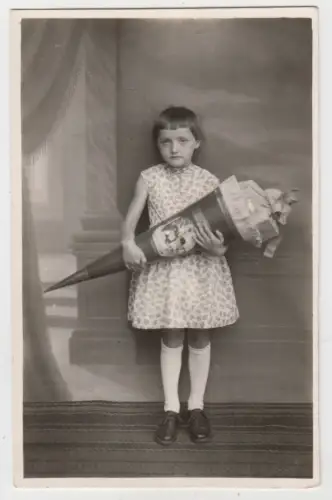 Fotografie: Portrait Gudrun zum Schulanfang 1965 - Mädchen mit Zuckertüte