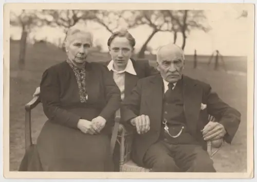 Fotografie: Konfirmation 1947 in Seelscheid, Junge mit Großmutter und Großvater
