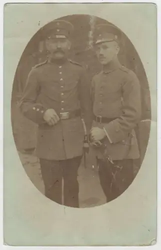 AK Portrait Zwei Soldaten in Uniform mit Feldmützen und Säbel, Postkarte, Foto