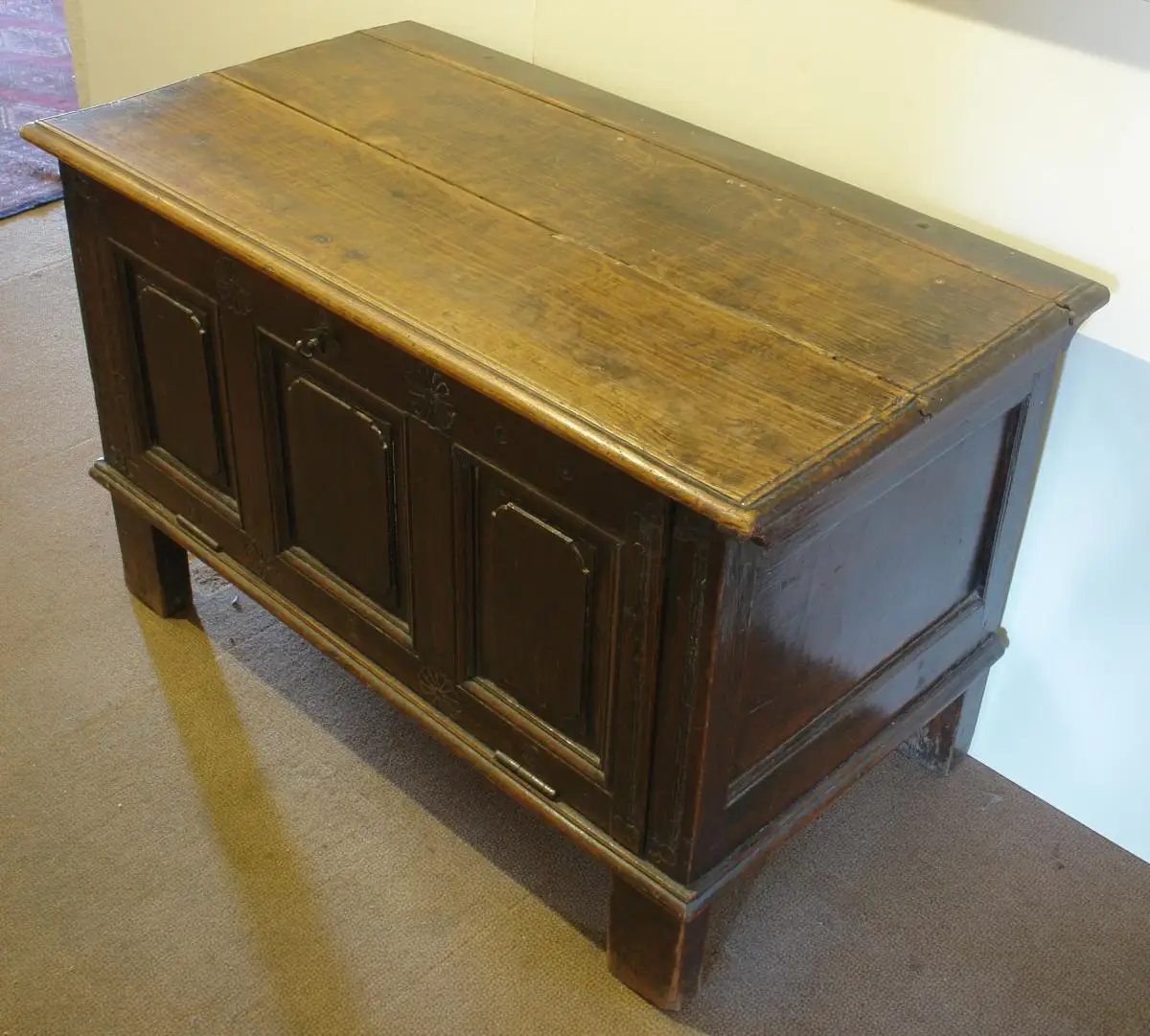 Antike Truhe, Flachdeckeltruhe, Eiche, um 1800, Niederrhein. Mit Schnitzereien 1