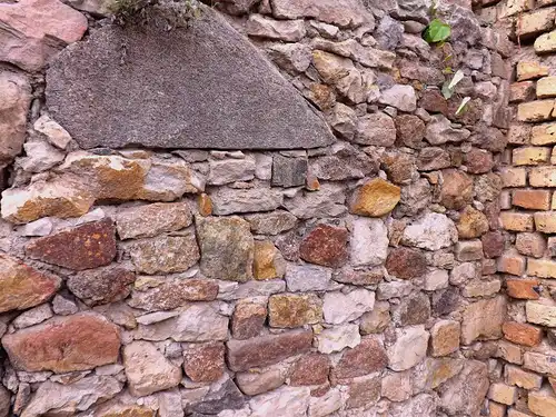 alte Steine Naturstein Feldsteine Bruchstein Mauer Trockenmauer Ruinenmauer Bauernhaus