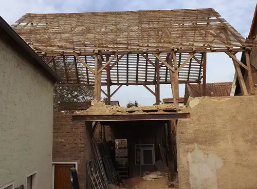 historische Holzbalken Scheunenbalken altes Bauholz Dachstuhl Kopfband Dekoration Landhaus Lampe