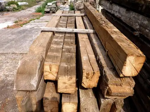 sonnenverbrannte Scheunenbalken Altholzbalken altes Bauholz Fachwerk historische Balken rustikal