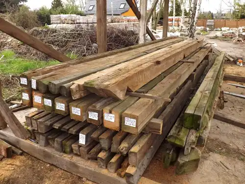 sonnenverbrannte Scheunenbalken Altholzbalken altes Bauholz Fachwerk historische Balken rustikal