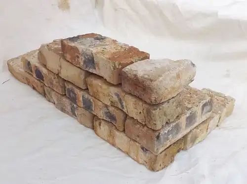 alte Mauersteine antike rustikale Ziegel Klinker Backsteine historisch Mauerwerk gerumpelt